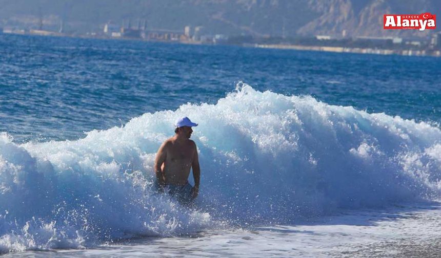 Yağmur ve fırtınanın ardından deniz keyfi yaptılar