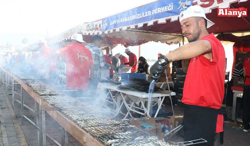 Alanya’da 7 ton ücretsiz hamsi dağıtıldı