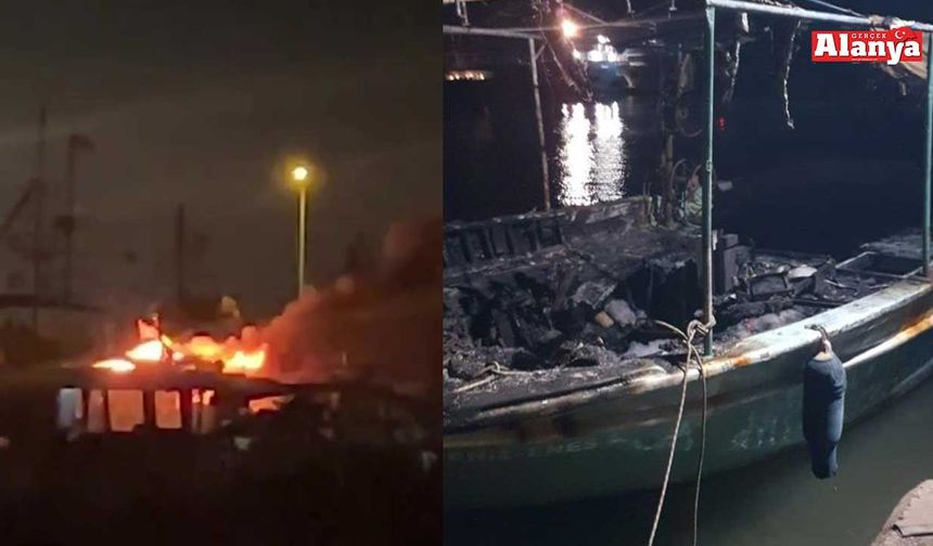 Balıkçı barınağına düşen yıldırım 3 tekneyi küle çevirdi