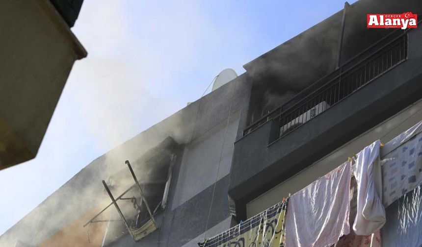 Teras katındaki yangın paniğe neden oldu