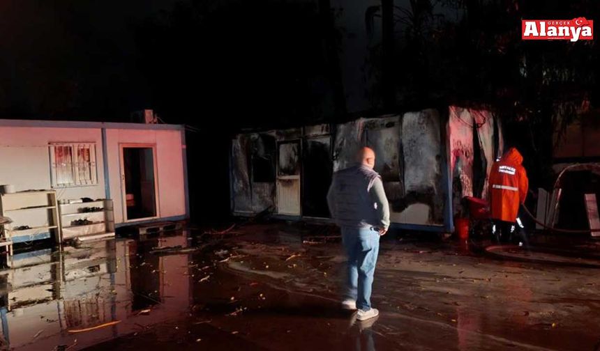 Yıldırım düşünce konteyner küle döndü