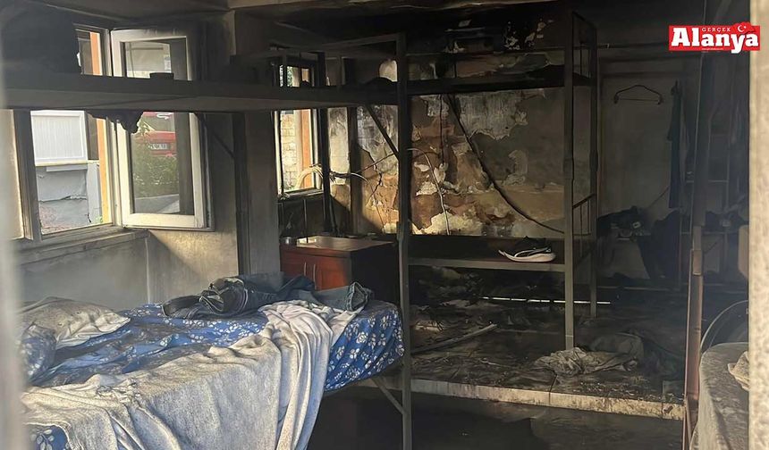 Apartmanın giriş katında çıkan yangın korkuttu