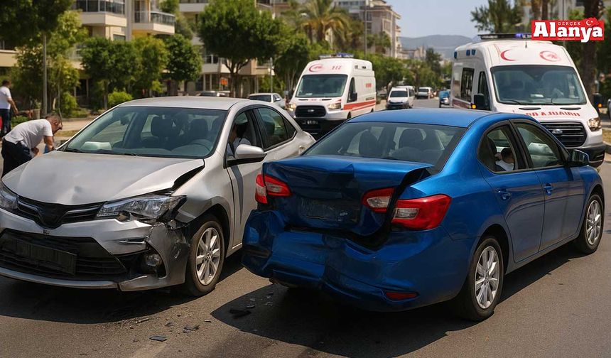 Alanya’da iki otomobil çarpıştı; 2 yaralı