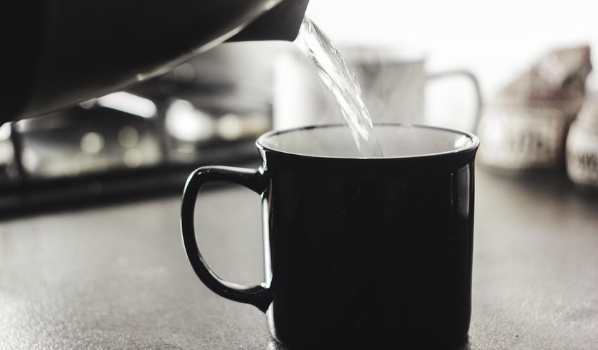 Alanya’da üzerine sıcak çay dökülen bebek hastanelik oldu