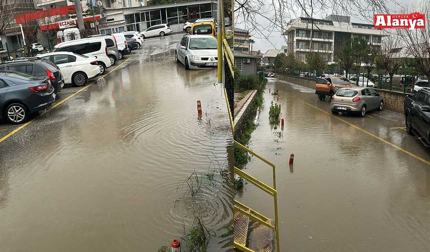 Alanya'da uyarılar işe yaramadı, yollar yine göle döndü!