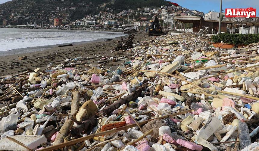 Alanya'da sahil atıklarla kaplandı