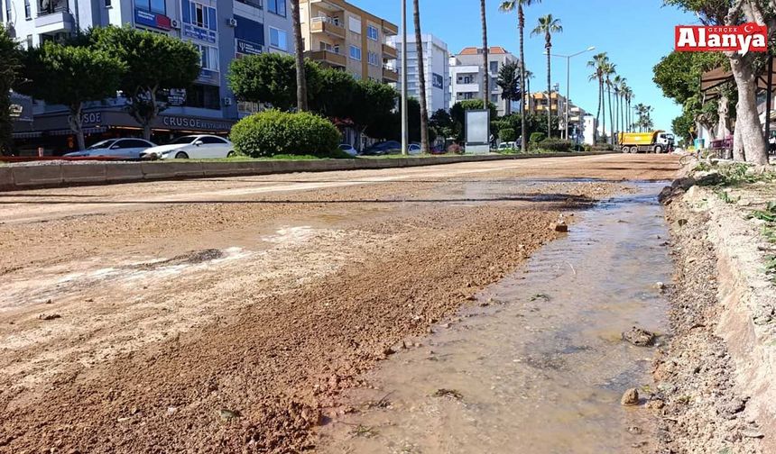 Atatürk Caddesi’nde su borusu patladı