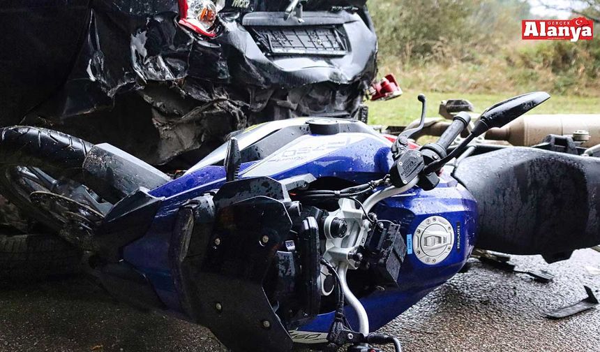 Alanya’da motosiklet ile otomobil çarpıştı: 1 yaralı