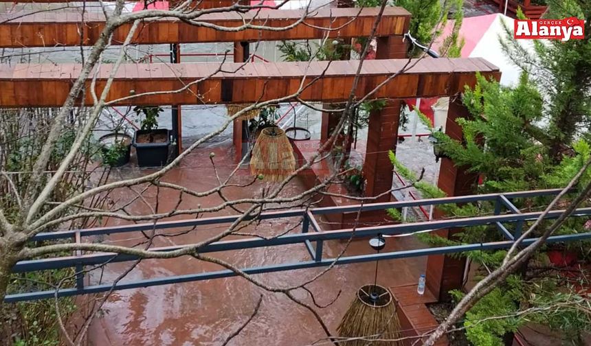 Alanya'da barajın kapakları açıldı, işletmeler sular altında kaldı