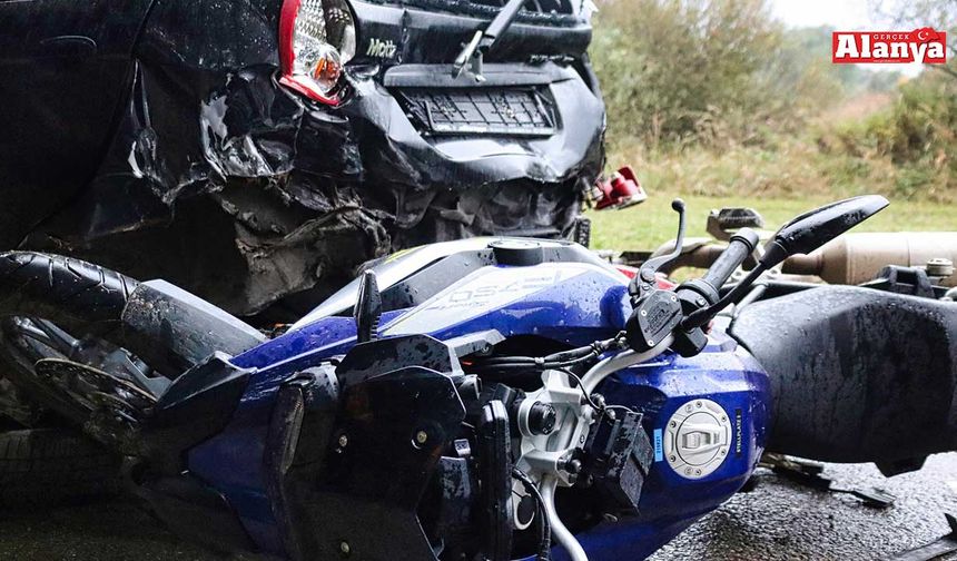 Alanya’da motosiklet ile otomobil çarpıştı; 2 yaralı