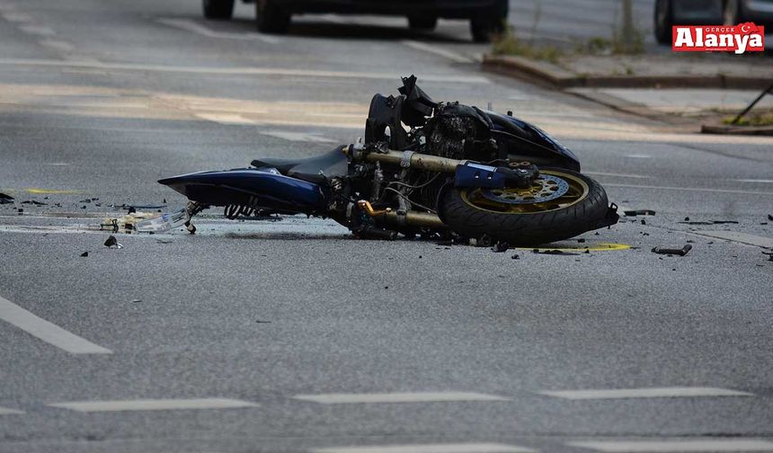 Alanya’da kamyonetle çarpışan motosikletin sürücüsü yaralandı