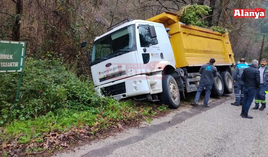 Dimçayı yolunda belediye aracı yan yattı