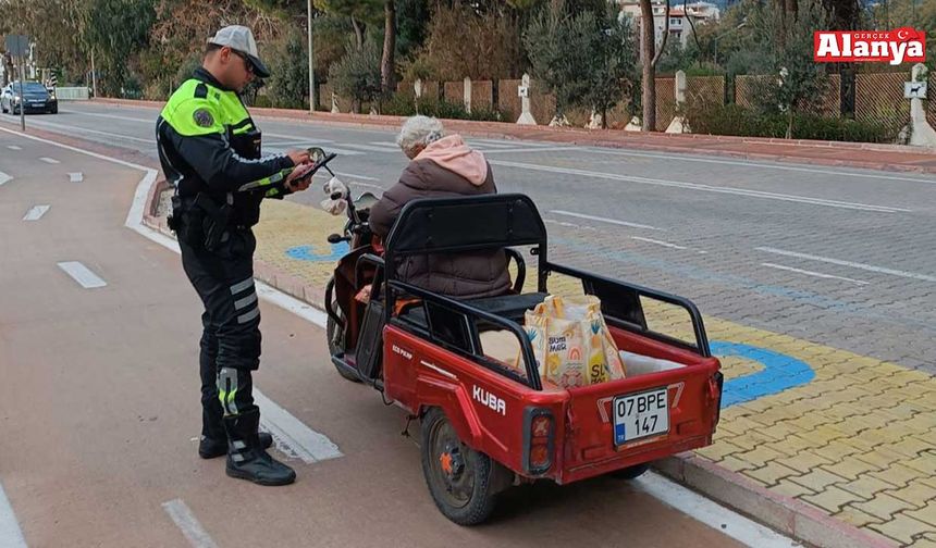 Alanya’da polis kaldırımda ve yaya geçitlerinde motosiklet sürenlere göz açtırmıyor