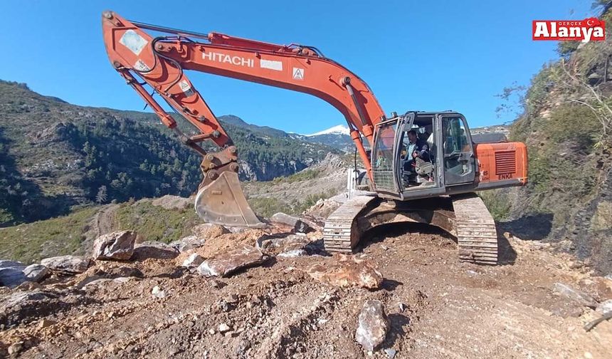 Alanya'da hasar gören yollar onarılıyor
