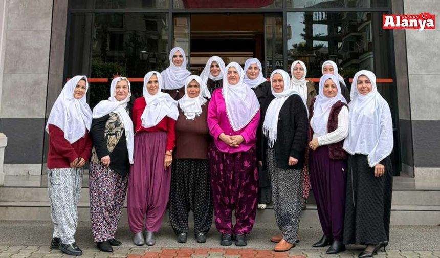 AK Kadınlardan Güneş’e tülbentli destek