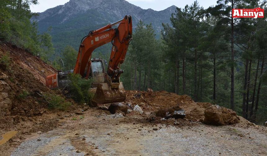 Ekipler Alanya'da yolları açık tutmak için gece gündüz çalışıyor