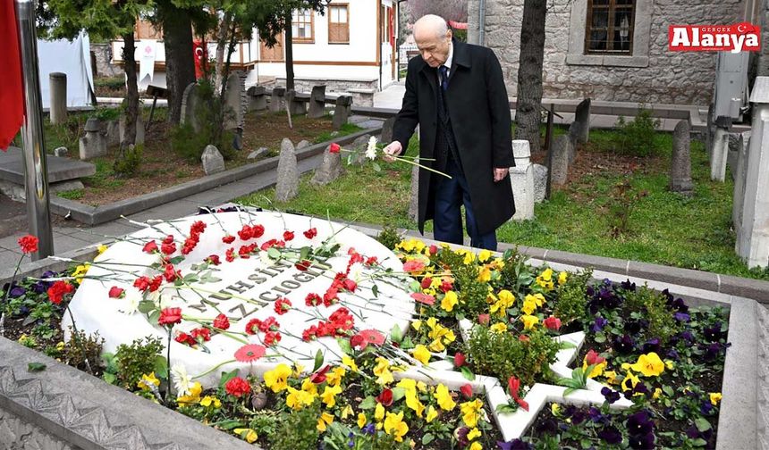 Bahçeli'den Yazıcıoğlu'nun kabrine ziyaret