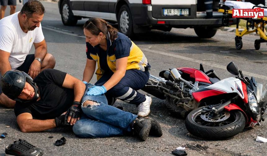 Alanya’da motosiklet park halindeki otomobile çarptı: 2 yaralı