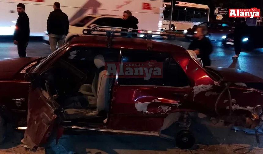 Alanya’da hafif ticari araç ile otomobil çarpıştı: 2 yaralı