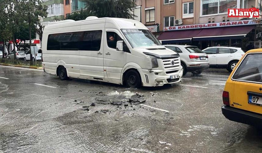 Alanya'da 'boru' patladı; Sürücüler zor anlar yaşadı