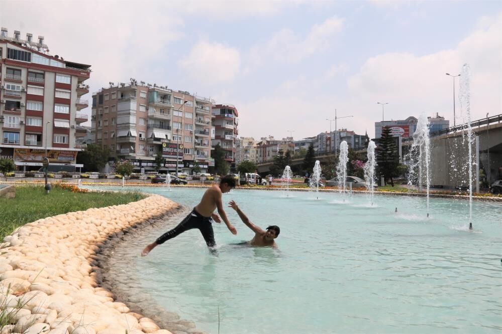 Havadan bunalan çocuklar tehlikeli süs havuzunda yüzüyor