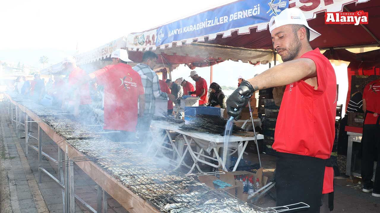 Alanya’da 7 ton ücretsiz hamsi dağıtıldı