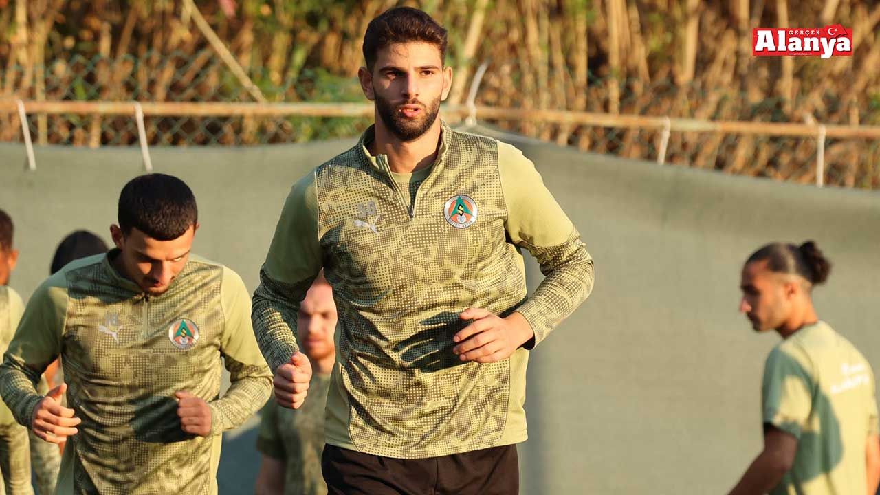 Alanyaspor'un yıldızına iki dev talip